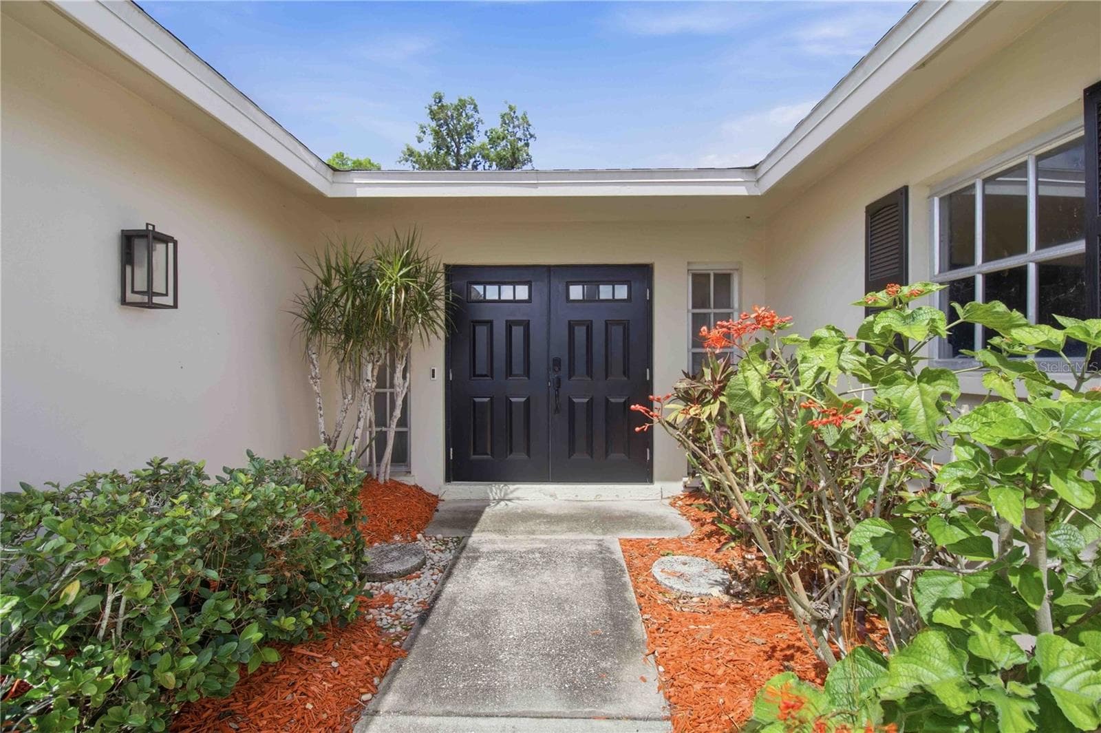 Front entry - 7354 W COUNTRY CLUB DR N, SARASOTA