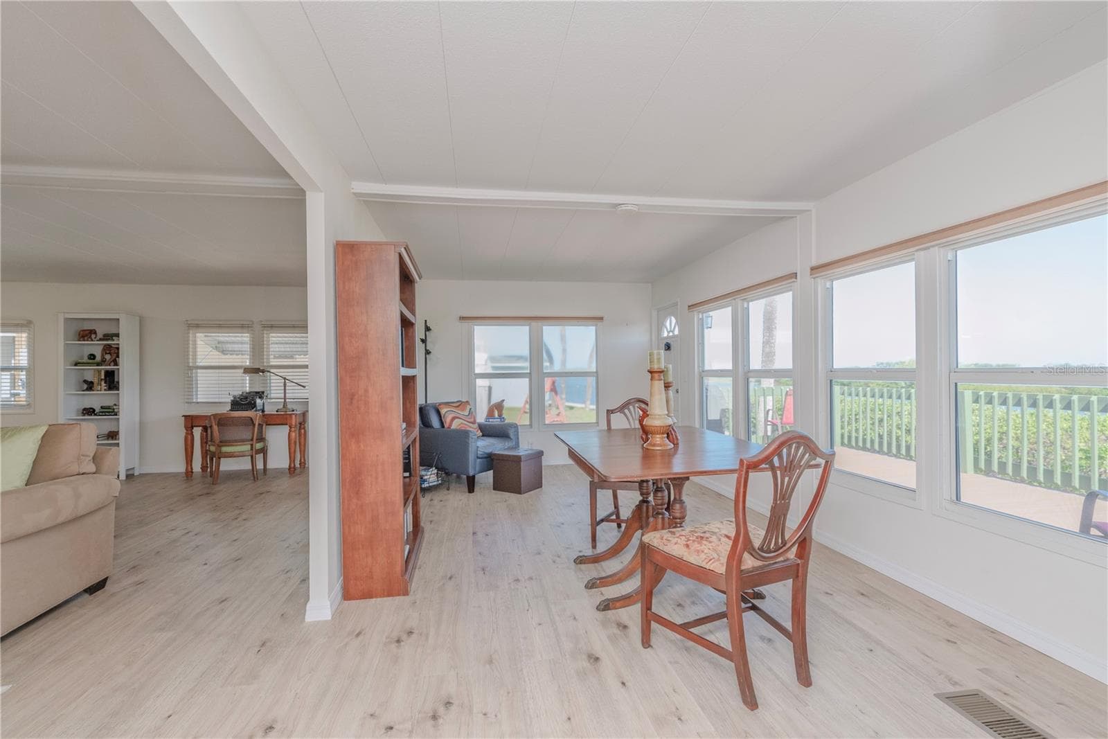 A great space to entertain, with access to the deck. - 4851 W GANDY BLVD #23C, TAMPA