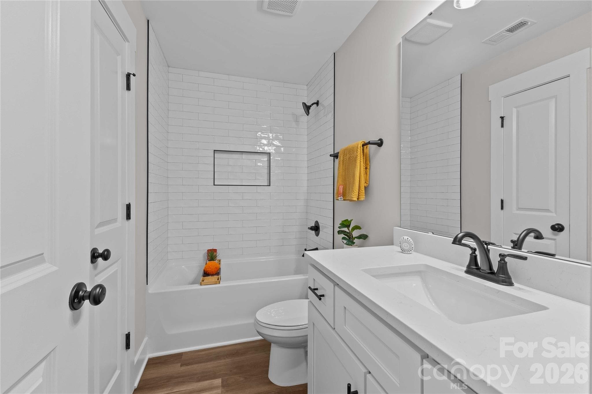 Tiled tub - 4581 Riverside Road, Lancaster