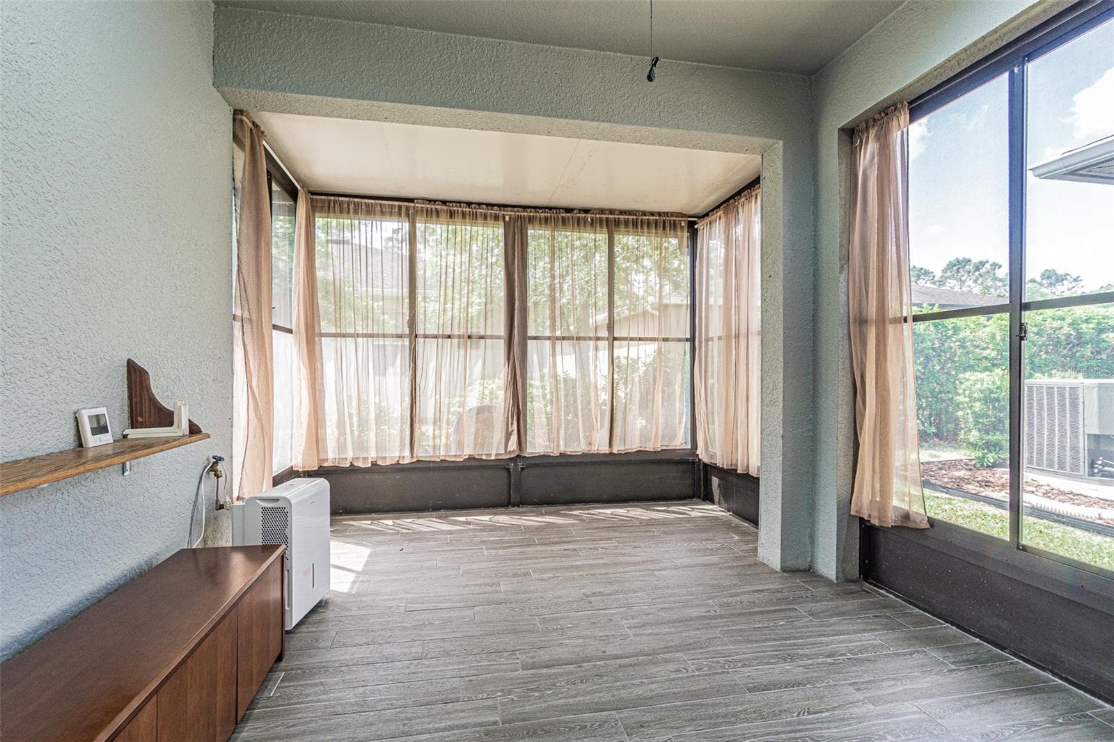 Beautiful lanai with premium Vinyl Planking. - 9936 GAP WEDGE DR, SAN ANTONIO