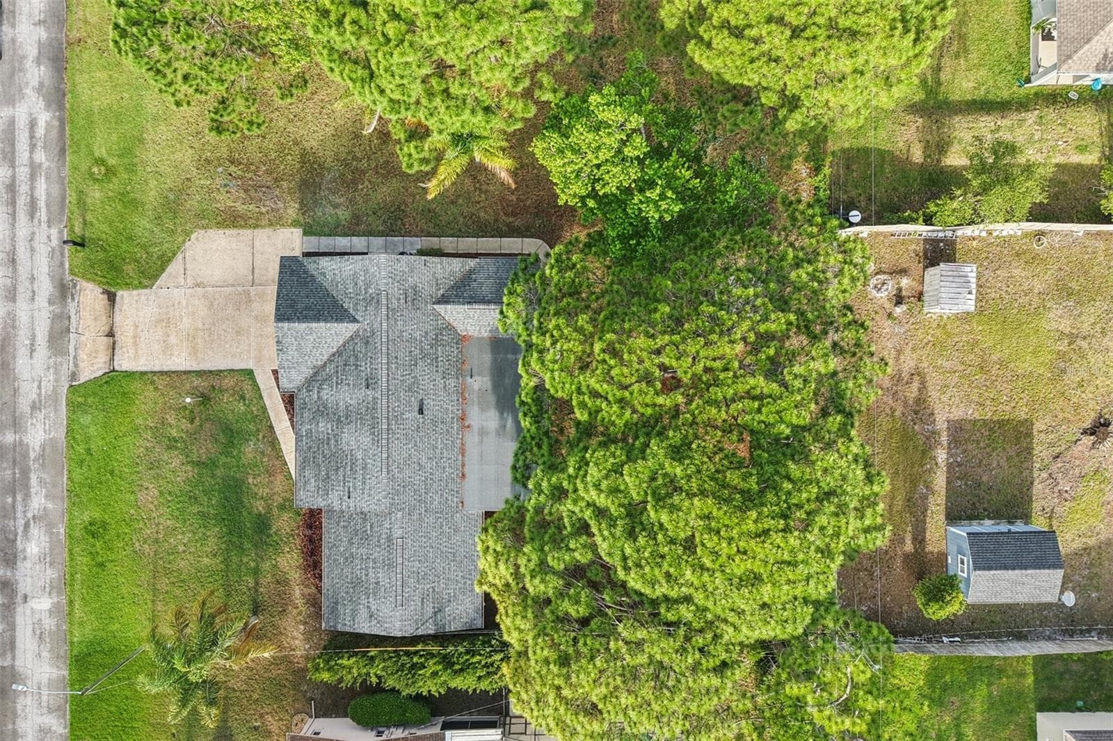 Spacious lot, mature trees. - 1412 DIGARMO TER, DELTONA