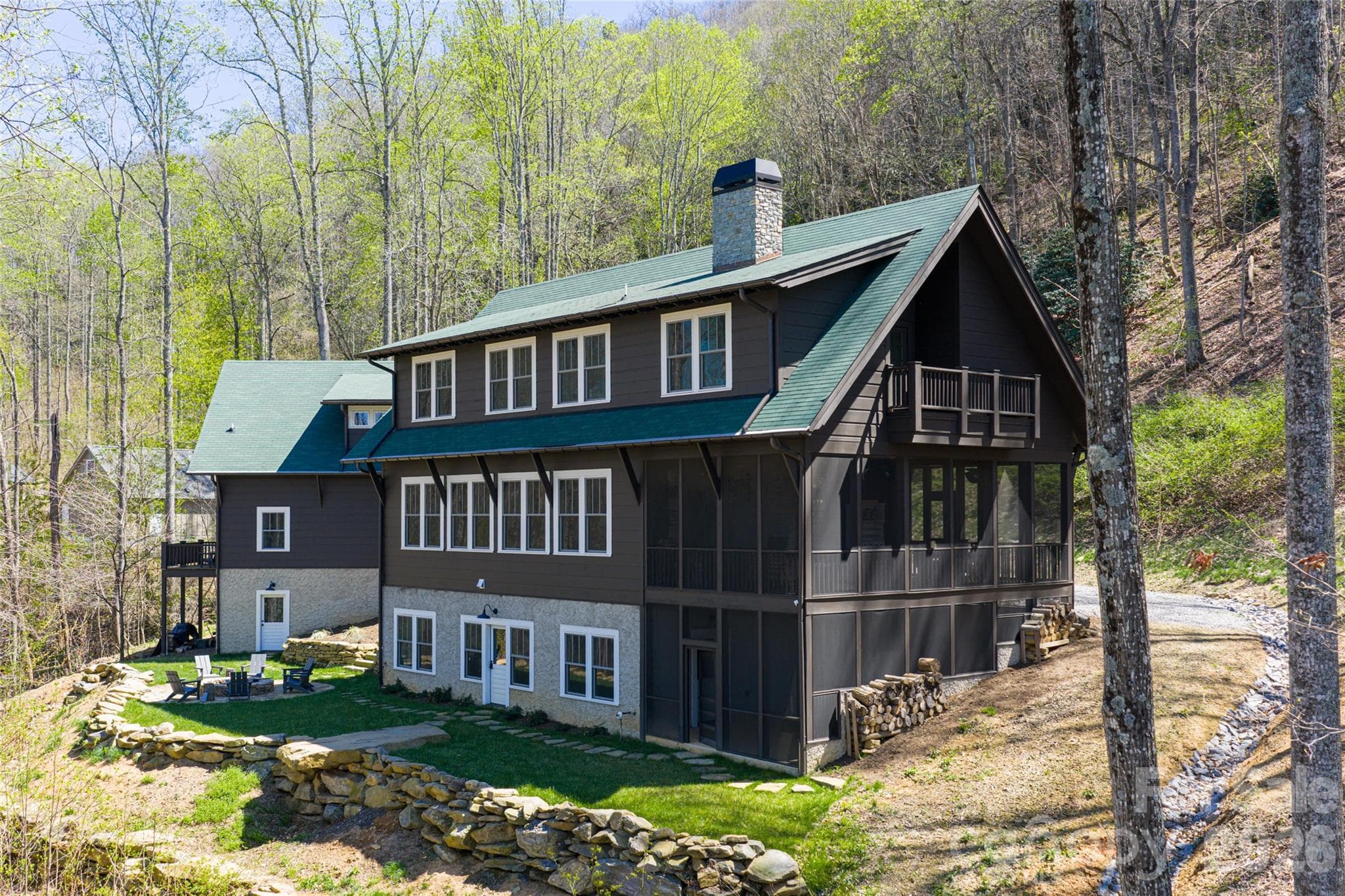 3 floors of luxury living - 51 Summit Road, Swannanoa