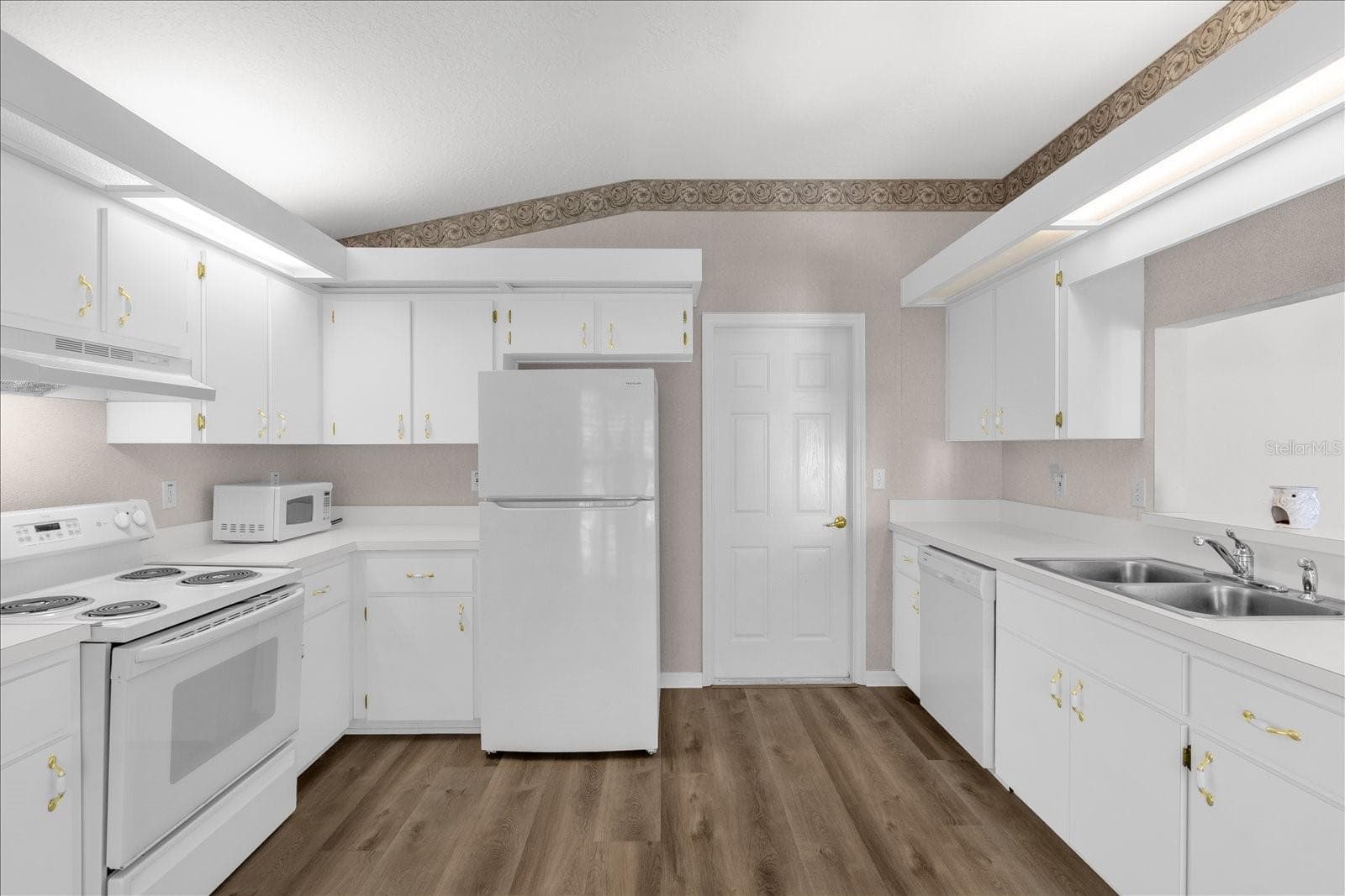 Up lighting - plenty of cabinets - 6359 SW 117TH LOOP, OCALA