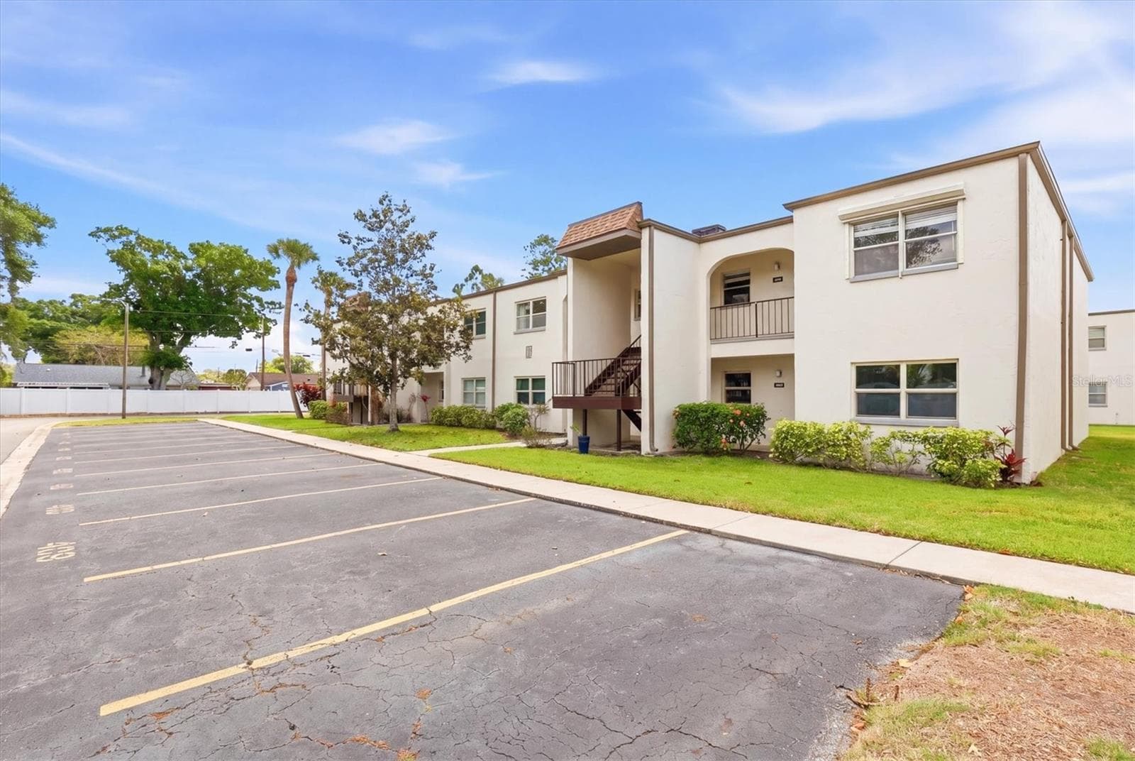 Well maintained building - 7701 STARKEY RD #412, SEMINOLE