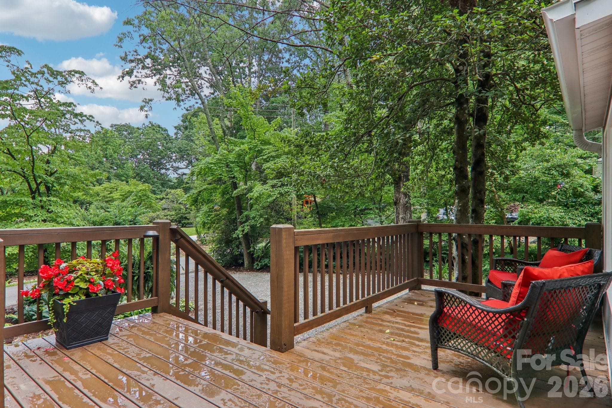 Beautiful Porch with views of Lake Tomahawk Park, Black Mountain Croquet, and The Black Mountain Golf COurse - Black Mountain