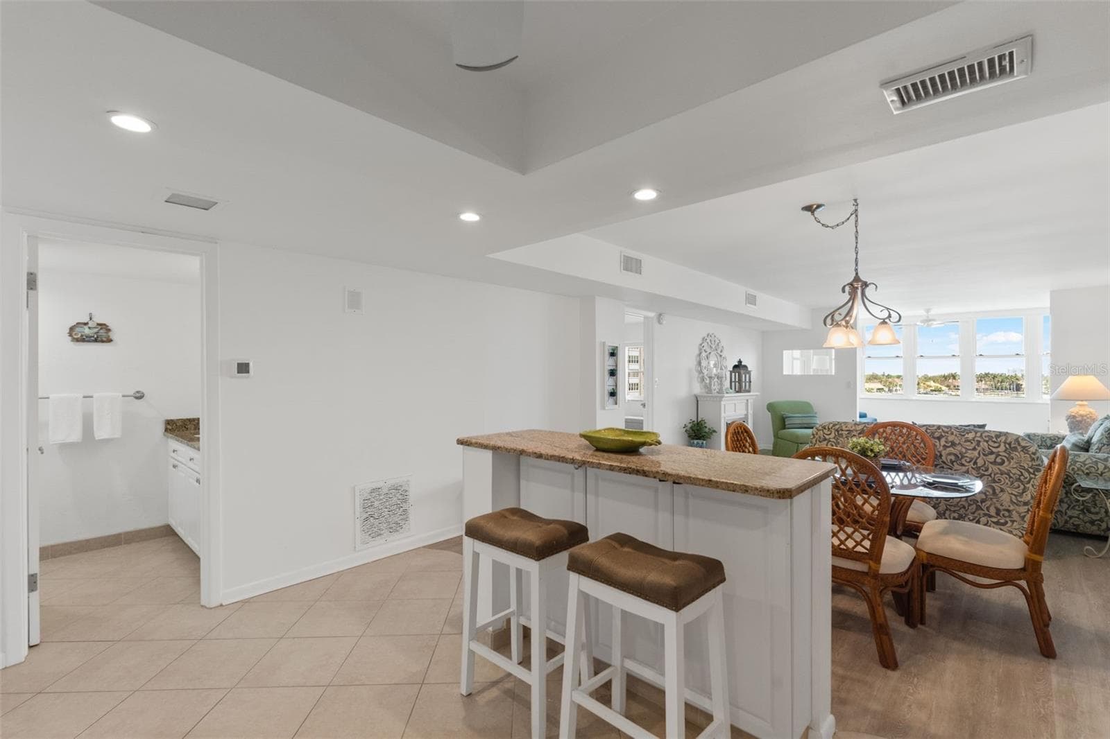 Breakfast Bar with Storage - 5130 BRITTANY DR S #505, ST PETERSBURG