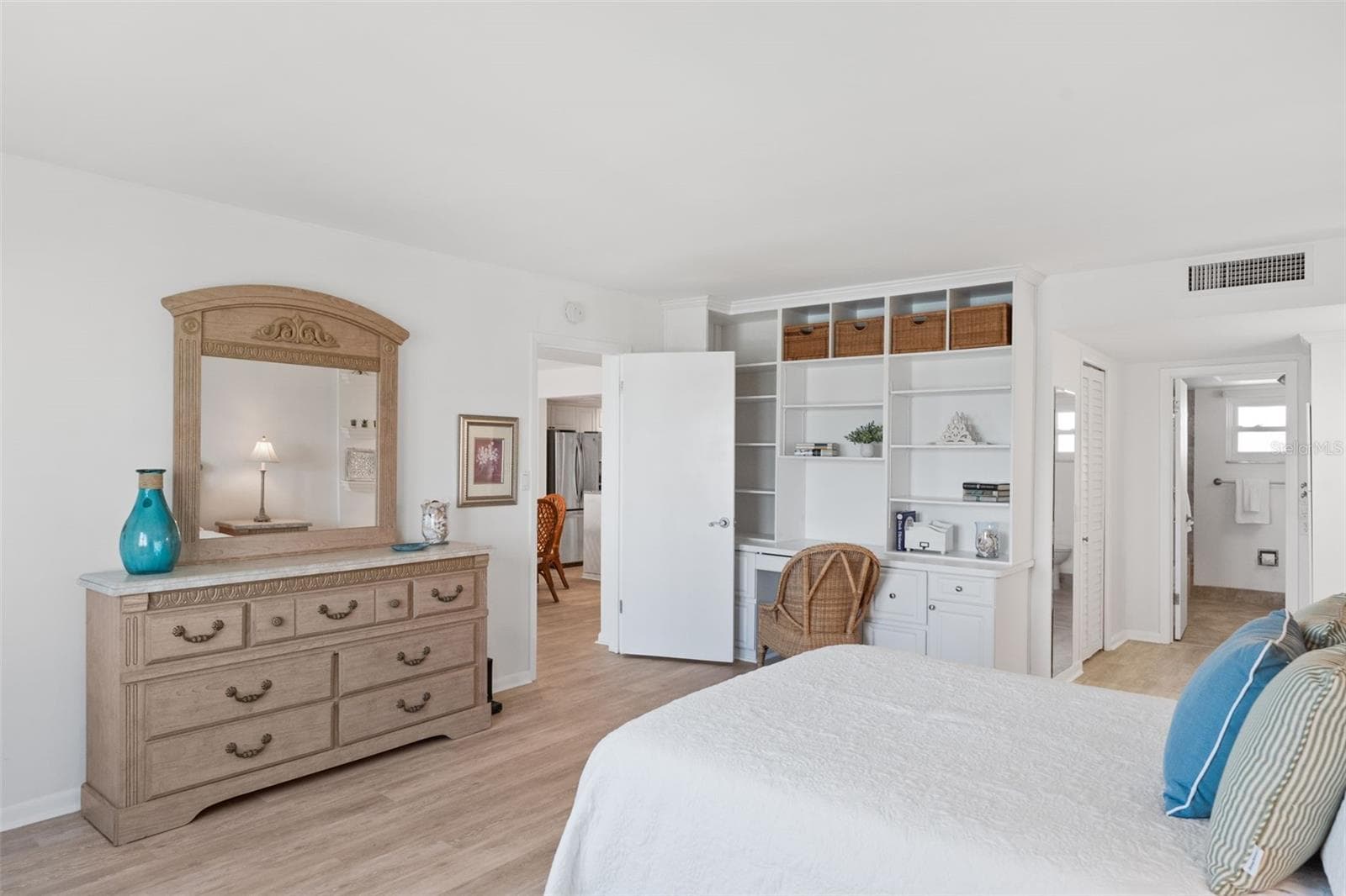 Built in Desk and Storage - 5130 BRITTANY DR S #505, ST PETERSBURG