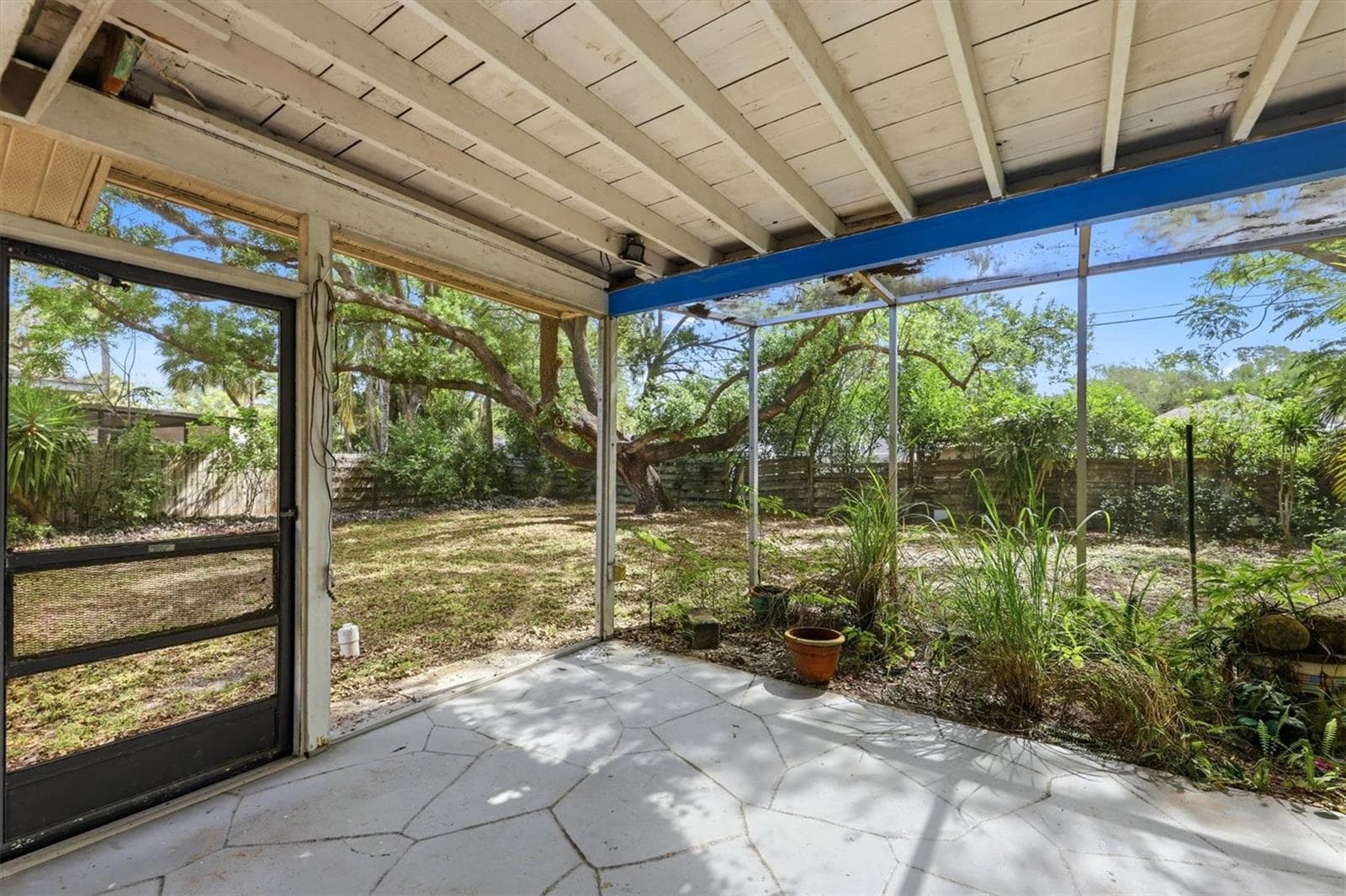 Under roof lanai with planting bed - 4003 BOOTH PL, SARASOTA