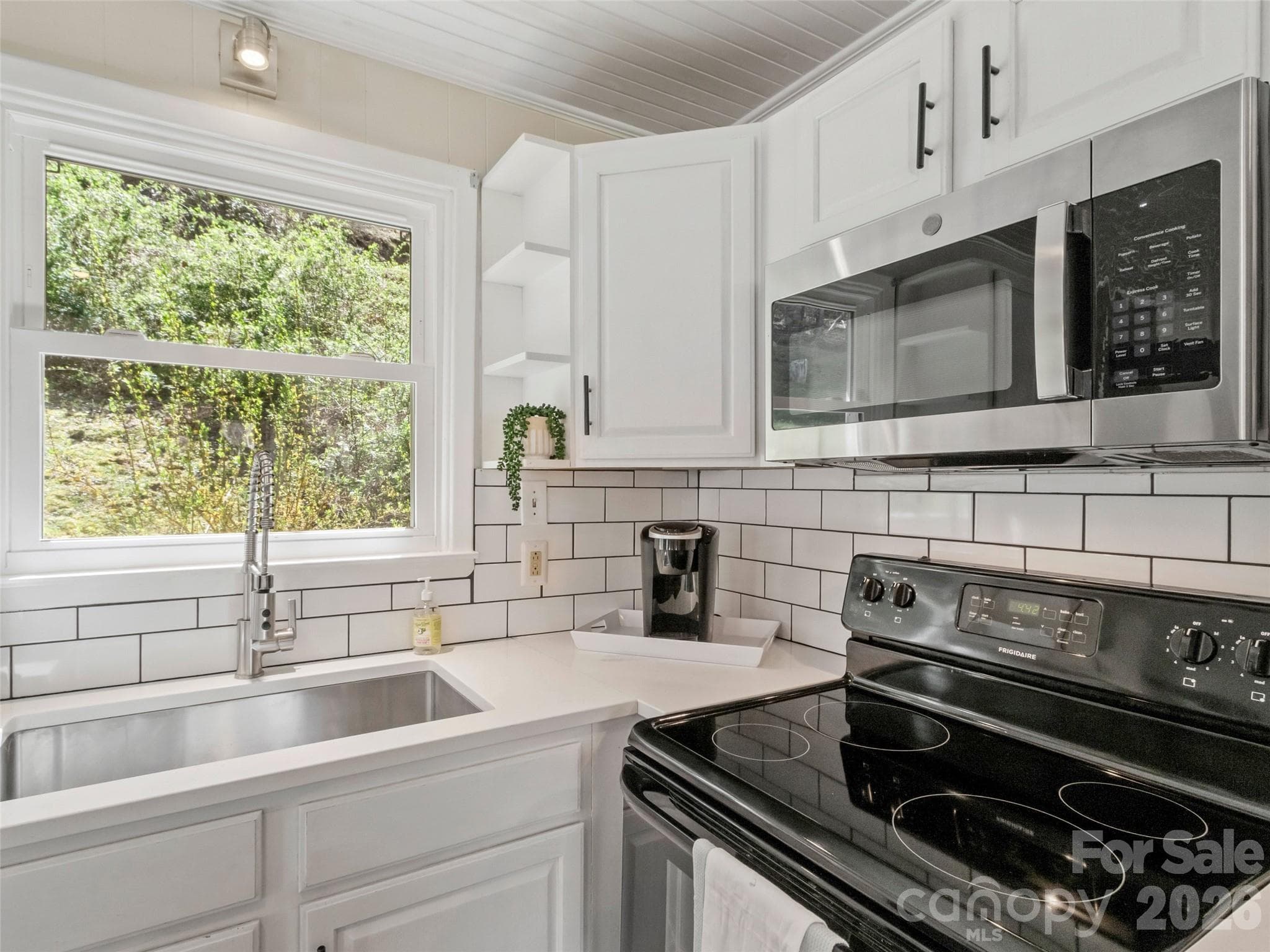 Single Family Residence at 24 Baldridge Drive, Burnsville, photo 6 of 29