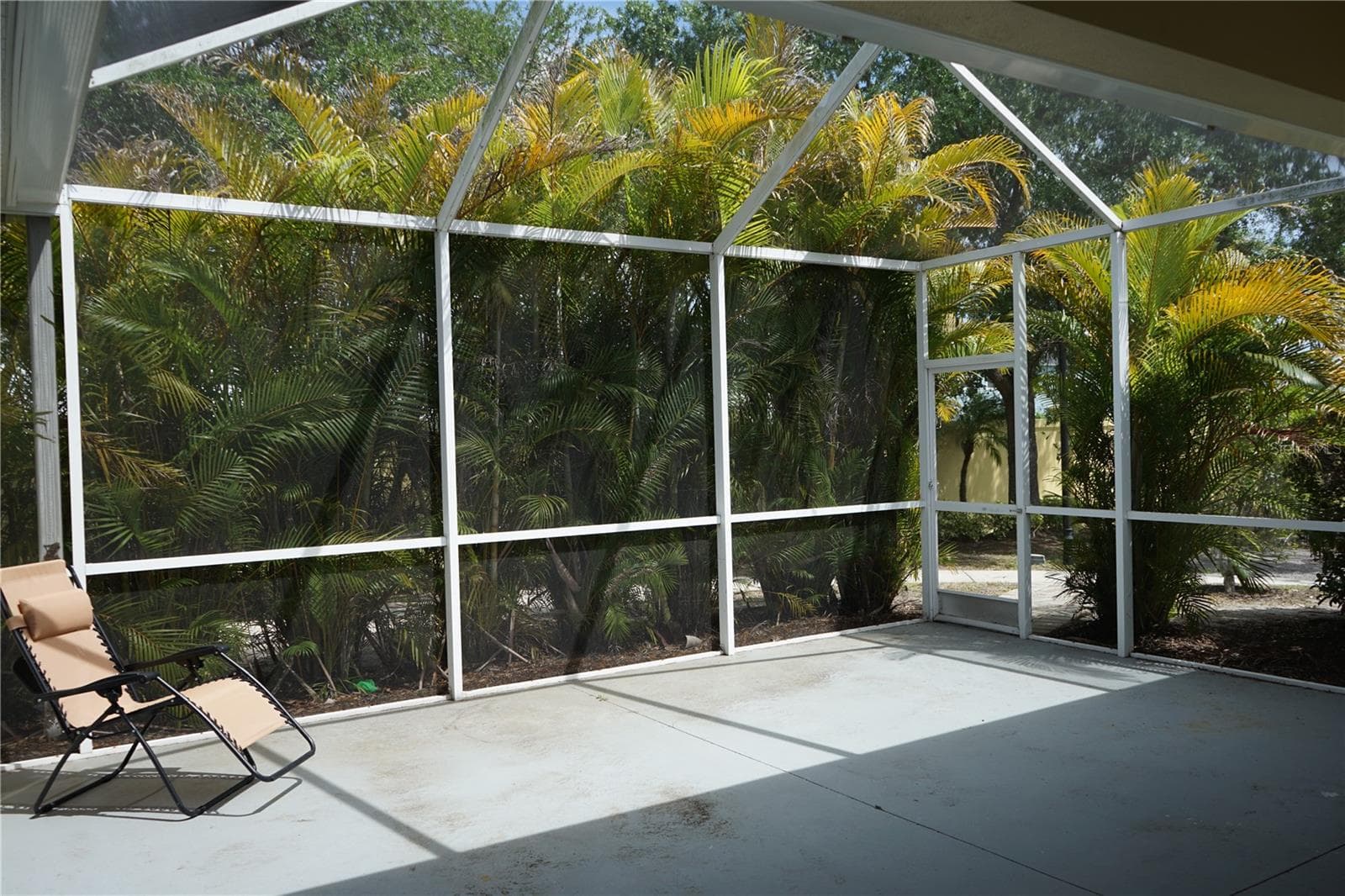 nice big space to enjoy the outdoors - 201 SUNSET CREST CT, APOLLO BEACH