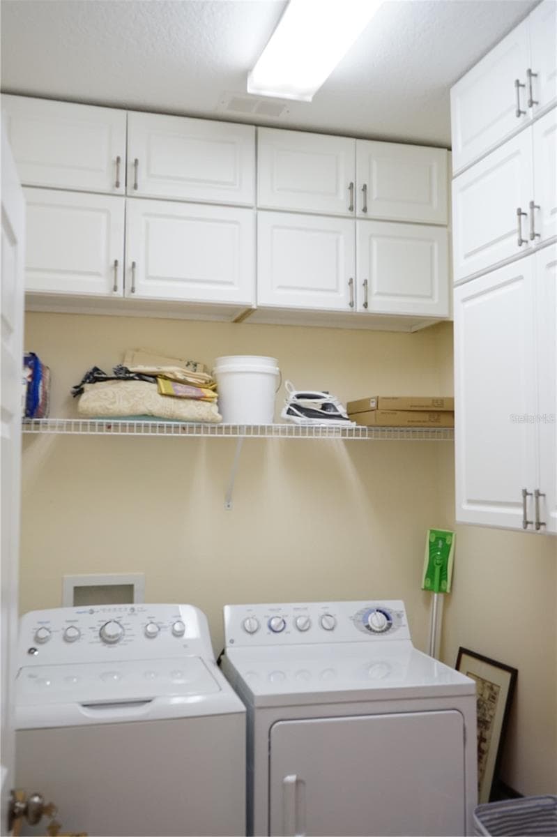 laundry room next to kitchen - 201 SUNSET CREST CT, APOLLO BEACH