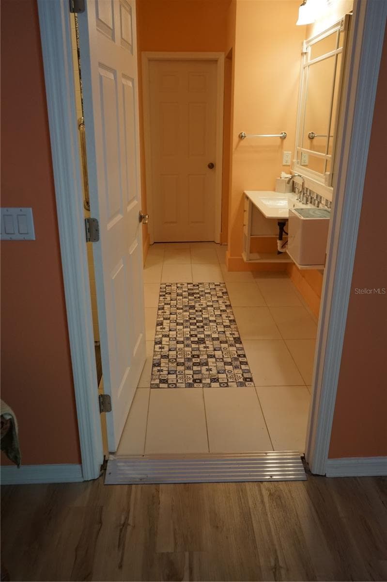 wheelchair ready floor - 201 SUNSET CREST CT, APOLLO BEACH