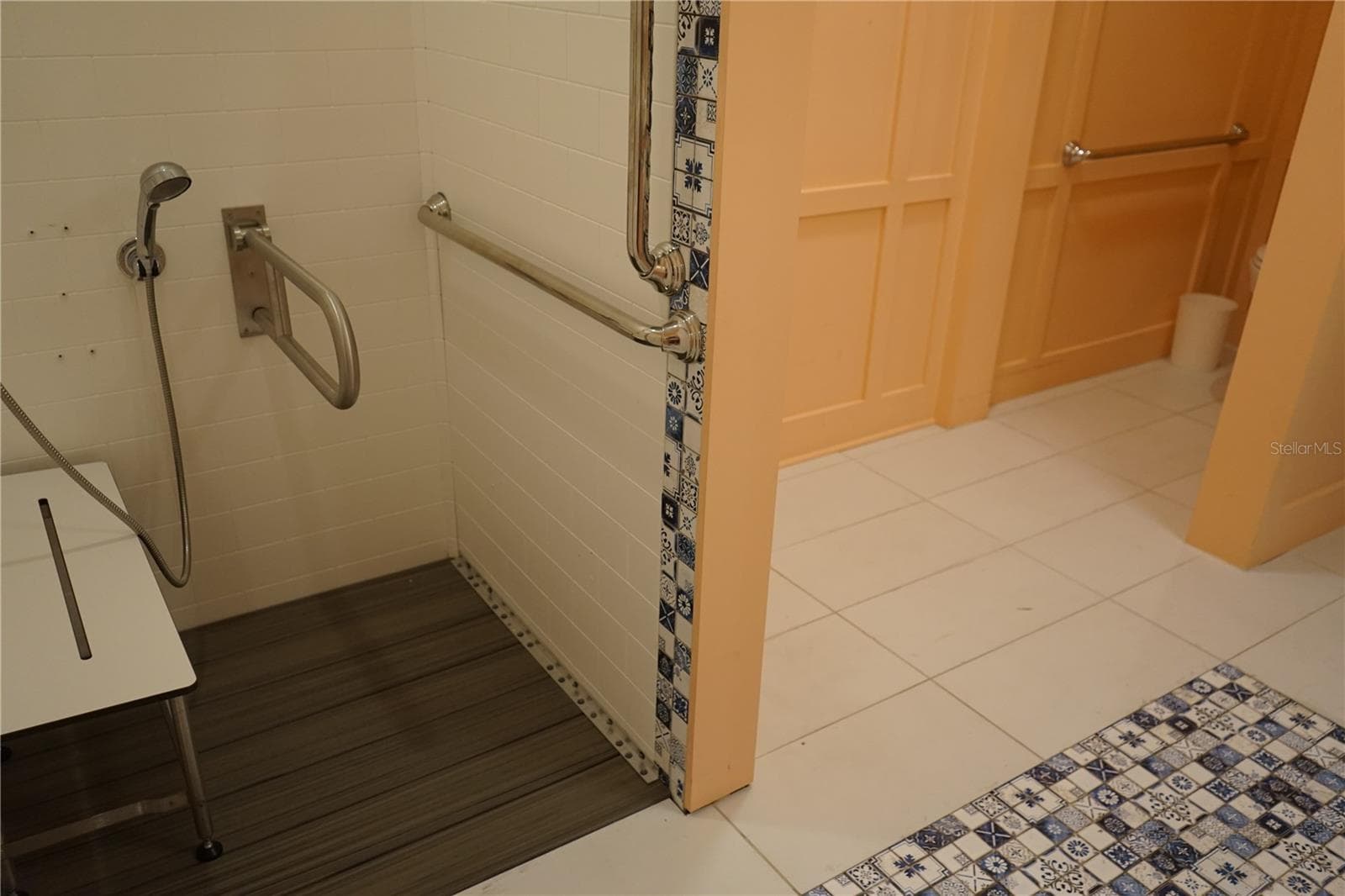easy flooring for wheelchair - 201 SUNSET CREST CT, APOLLO BEACH