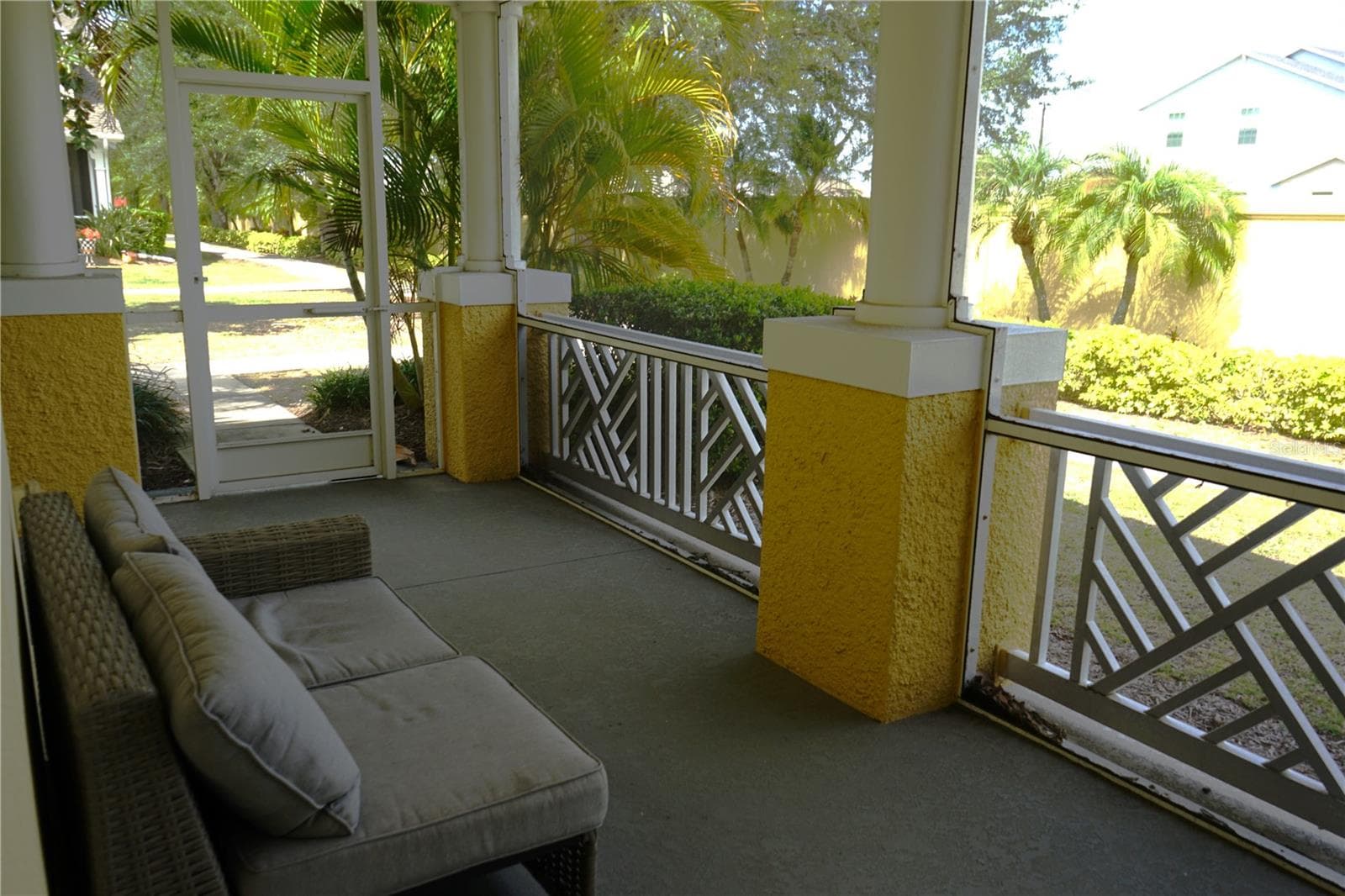 front lanai is an L shape - 201 SUNSET CREST CT, APOLLO BEACH