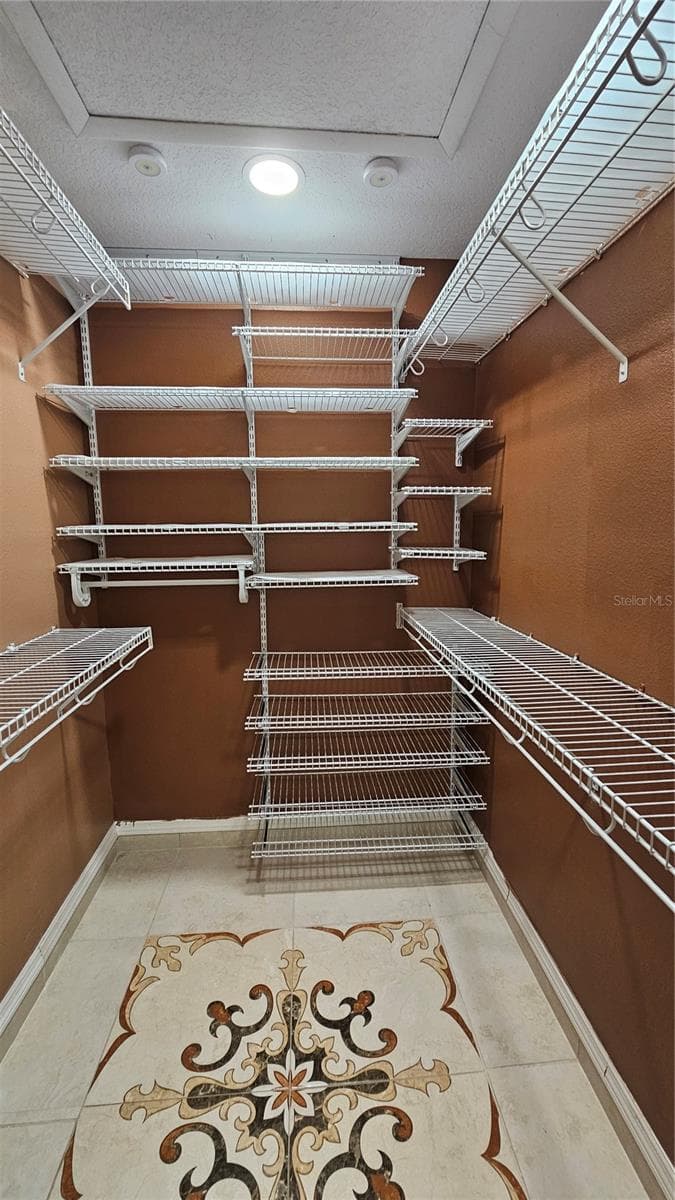 Walk-in Closet Master - 6053 GENTLE BEN CIR, WESLEY CHAPEL