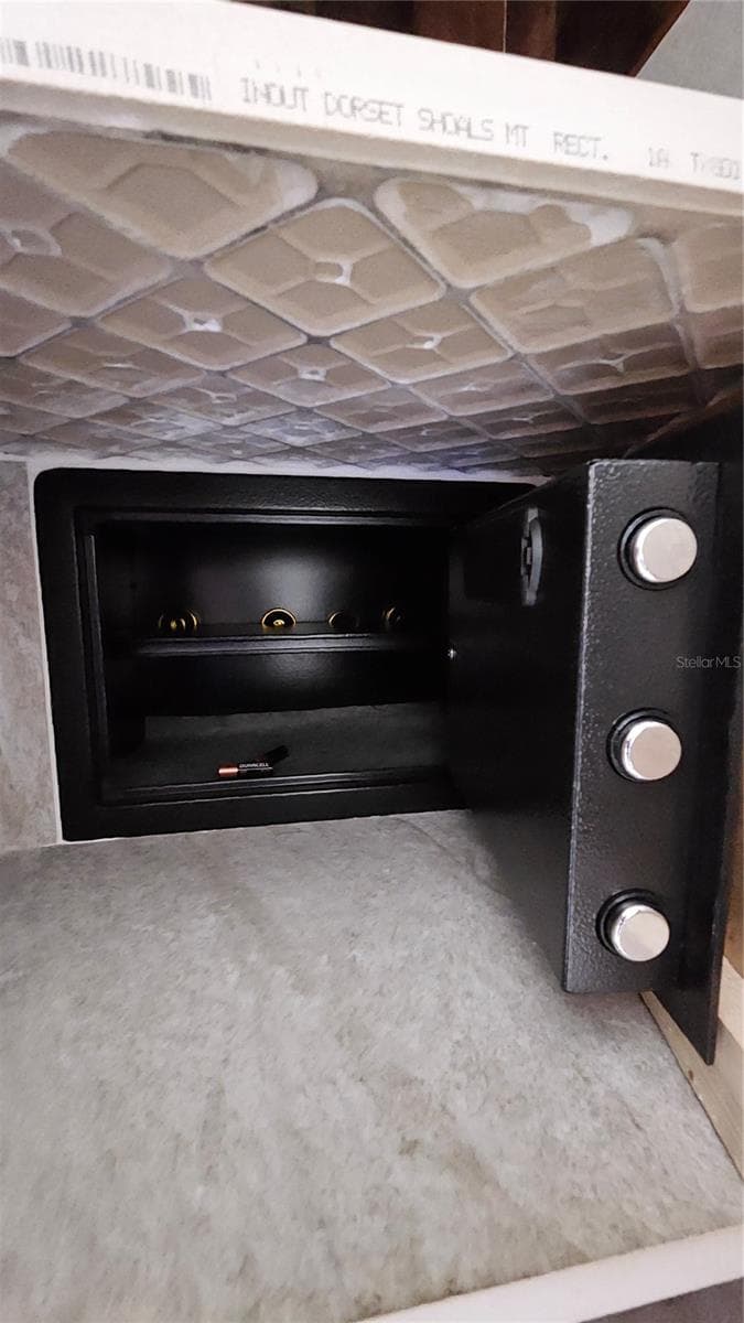 Linen Closet (Safe box) - 6053 GENTLE BEN CIR, WESLEY CHAPEL