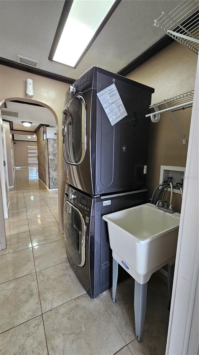 Laundry room - 6053 GENTLE BEN CIR, WESLEY CHAPEL