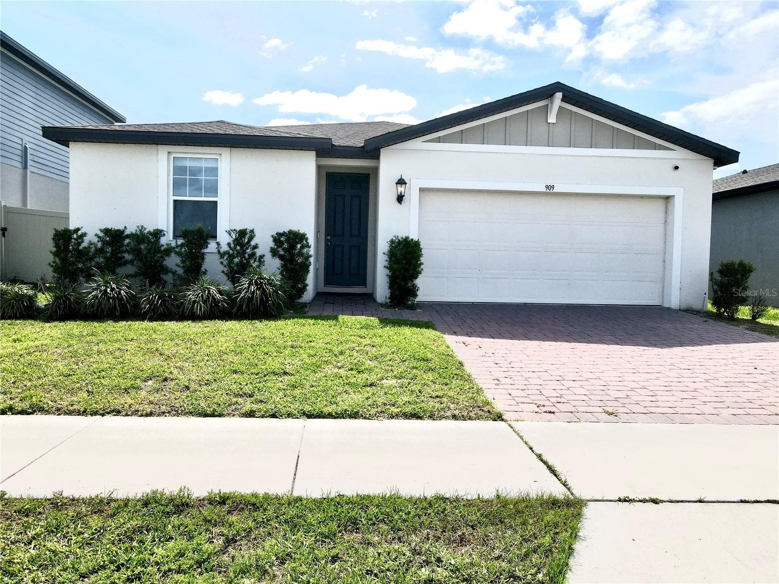 909 CAMBRIDGE DR