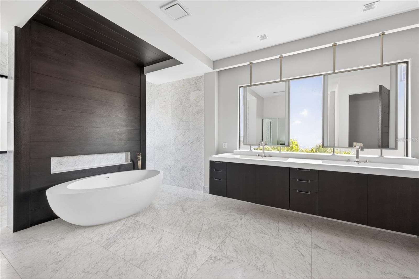 Single Family Residence at 460 COFFEE POT RIVIERA NE, ST PETERSBURG, photo 38 of 73