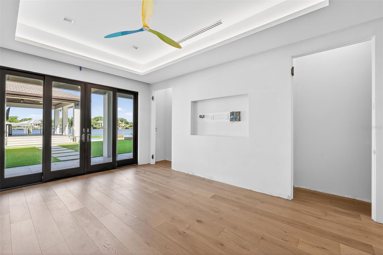 Single Family Residence at 460 COFFEE POT RIVIERA NE, ST PETERSBURG, photo 23 of 73