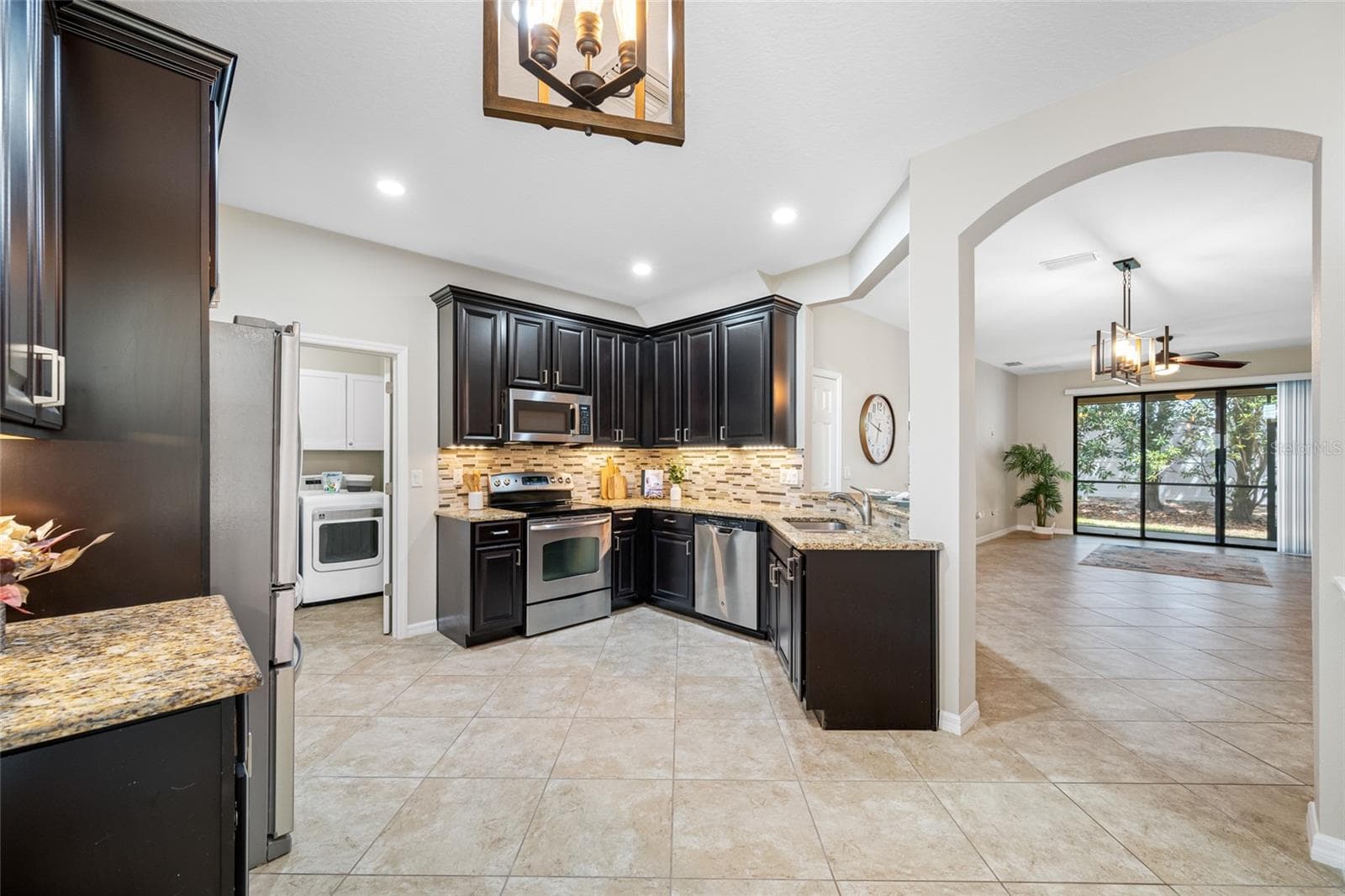 42 inch Cabinets and Granite Counter Tops! - 2527 SILVERBACK CT, PALM HARBOR