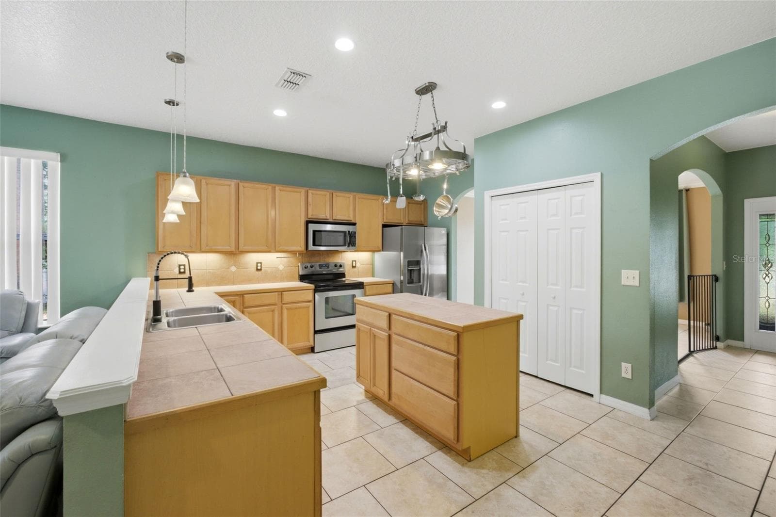 Large kitchen, plenty of room for cooking and baking! - 35937 DAWN DR, LEESBURG