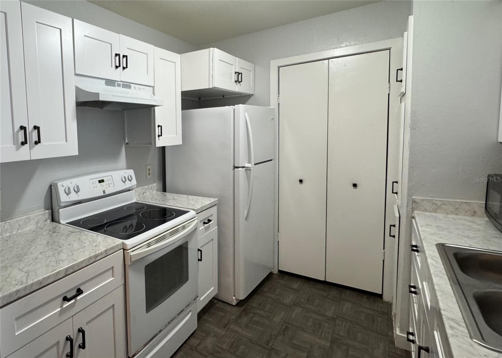 Renovated kitchen - 5540 DEVONBRIAR WAY #203, ORLANDO