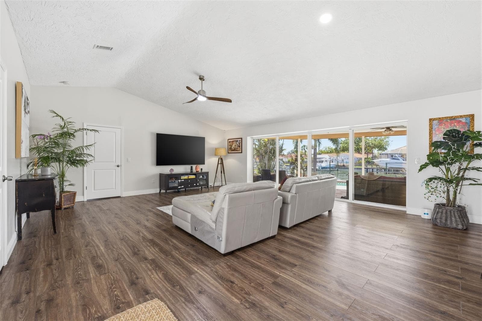 Single Family Residence at 1997 HAWAII AVE NE, ST PETERSBURG, photo 6 of 60