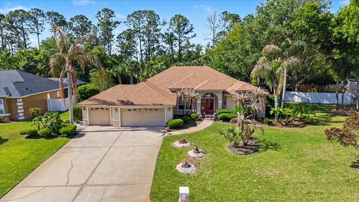 11 CRESCENT LAKE WAY