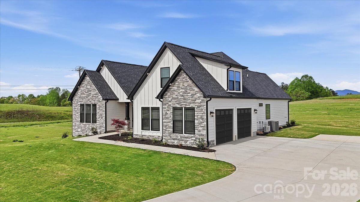 Single Family Residence at 36 Sky Lane Court, Columbus, photo 2 of 22