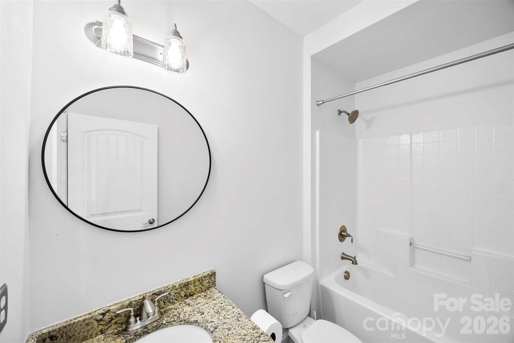main floor full bath - 2548 Flintshire Lane, Gastonia