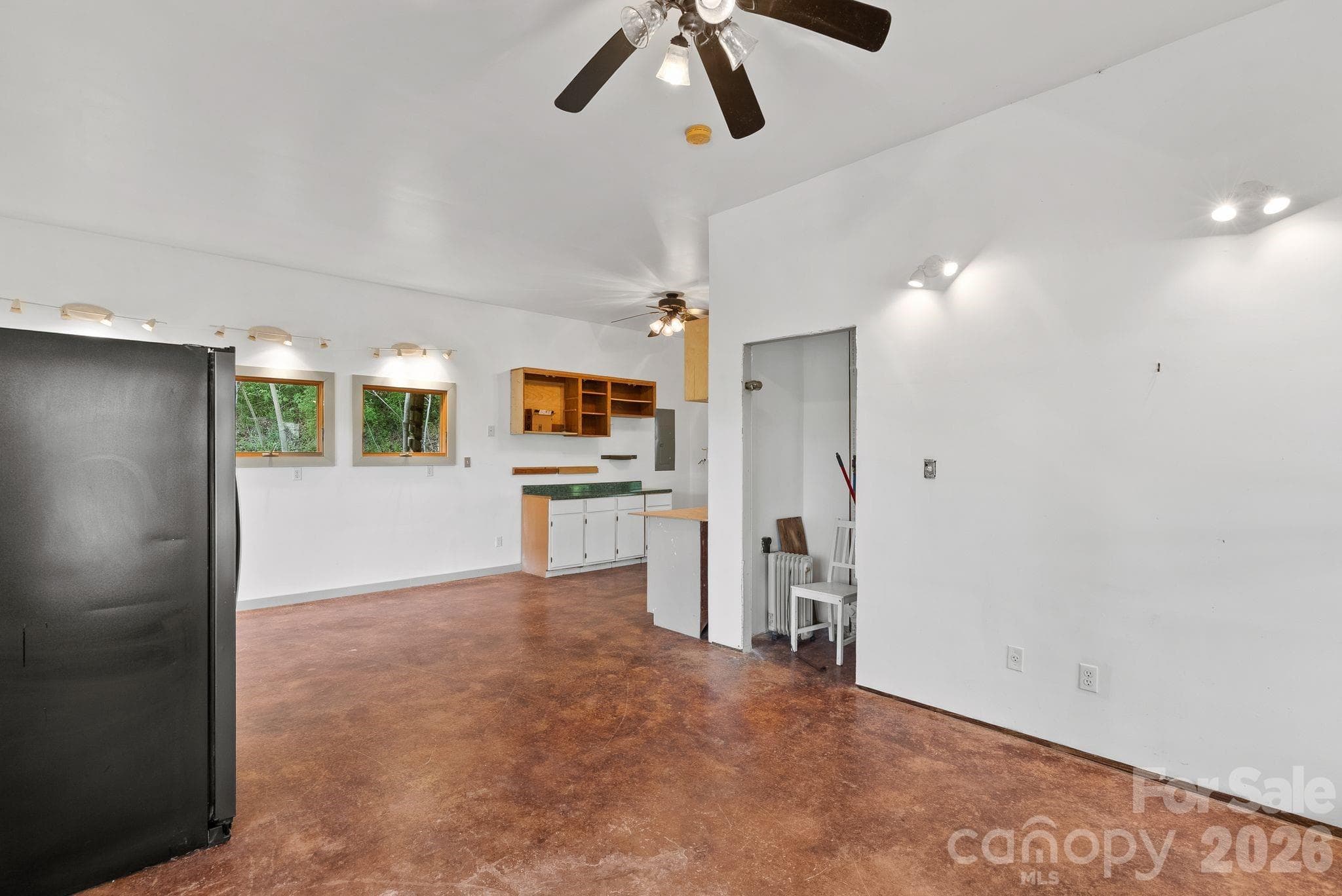Wide open lower level of carriage house - 310 Burr Ridge, Marshall