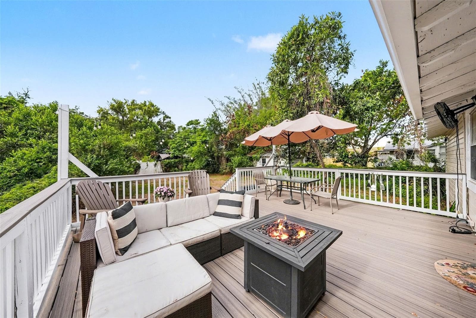 Spacious Trex deck offering a seamless extension of indoor and outdoor living. - 805 E CHELSEA ST, TAMPA
