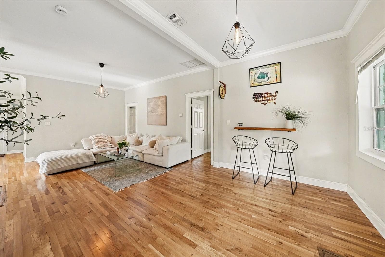 Living space with decorative fireplace and flexible seating arrangement. - 805 E CHELSEA ST, TAMPA