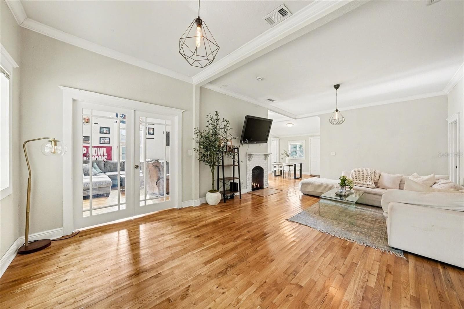 Alternate view of living area showing layout and flow. - 805 E CHELSEA ST, TAMPA