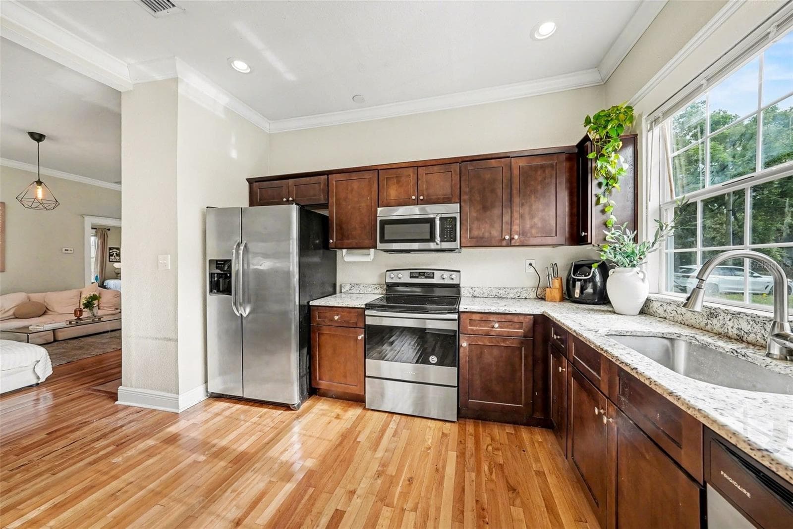Kitchen opening to living space, ideal for everyday living and entertaining. - 805 E CHELSEA ST, TAMPA