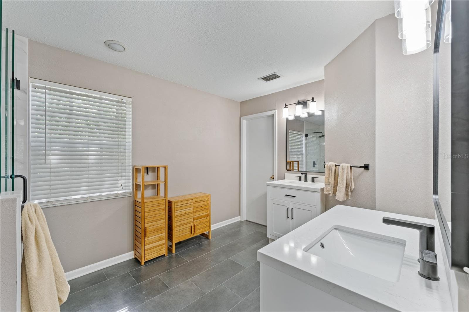 Single Family Residence at 9758 FOX HOLLOW RD, TAMPA, photo 16 of 61