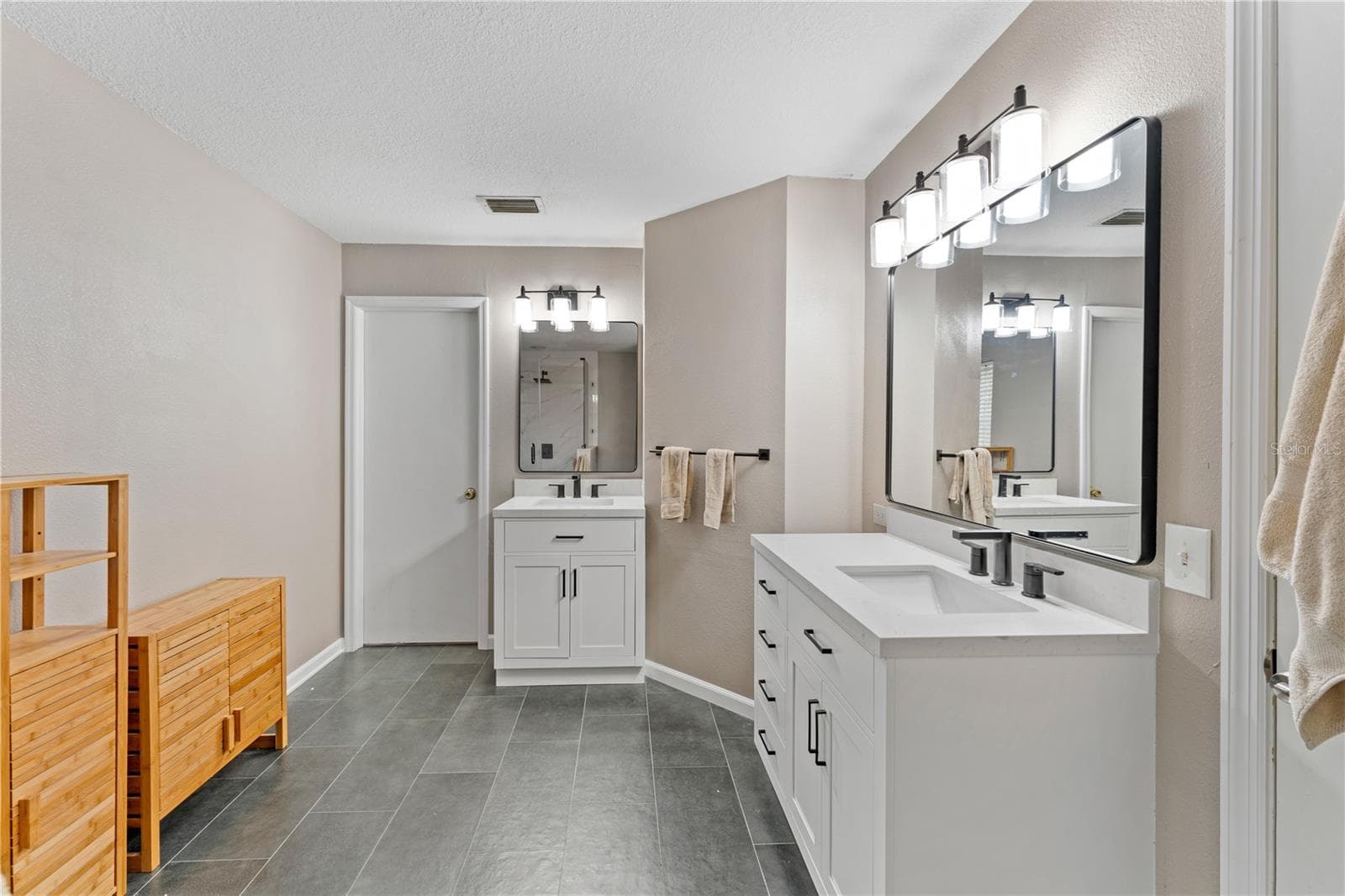 Single Family Residence at 9758 FOX HOLLOW RD, TAMPA, photo 18 of 61