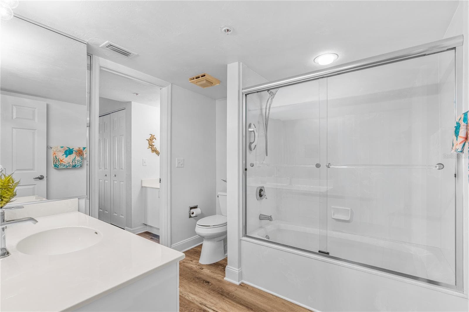 Guest Bath with 2 separate vanitys - 2967 S ATLANTIC AVE #903, DAYTONA BEACH SHORES