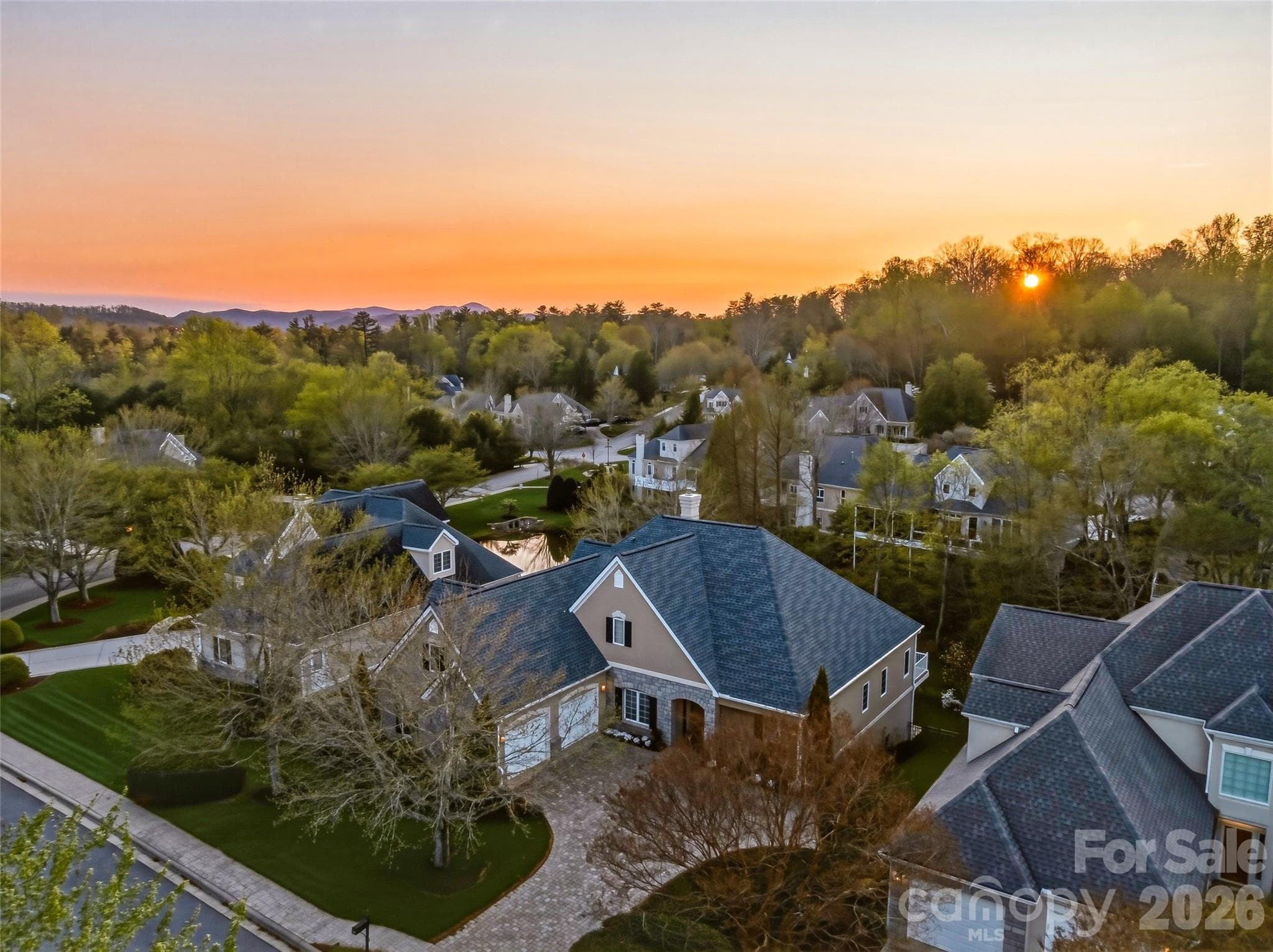 Single Family Residence at 33 Tiverton Lane, Asheville, photo 9 of 47