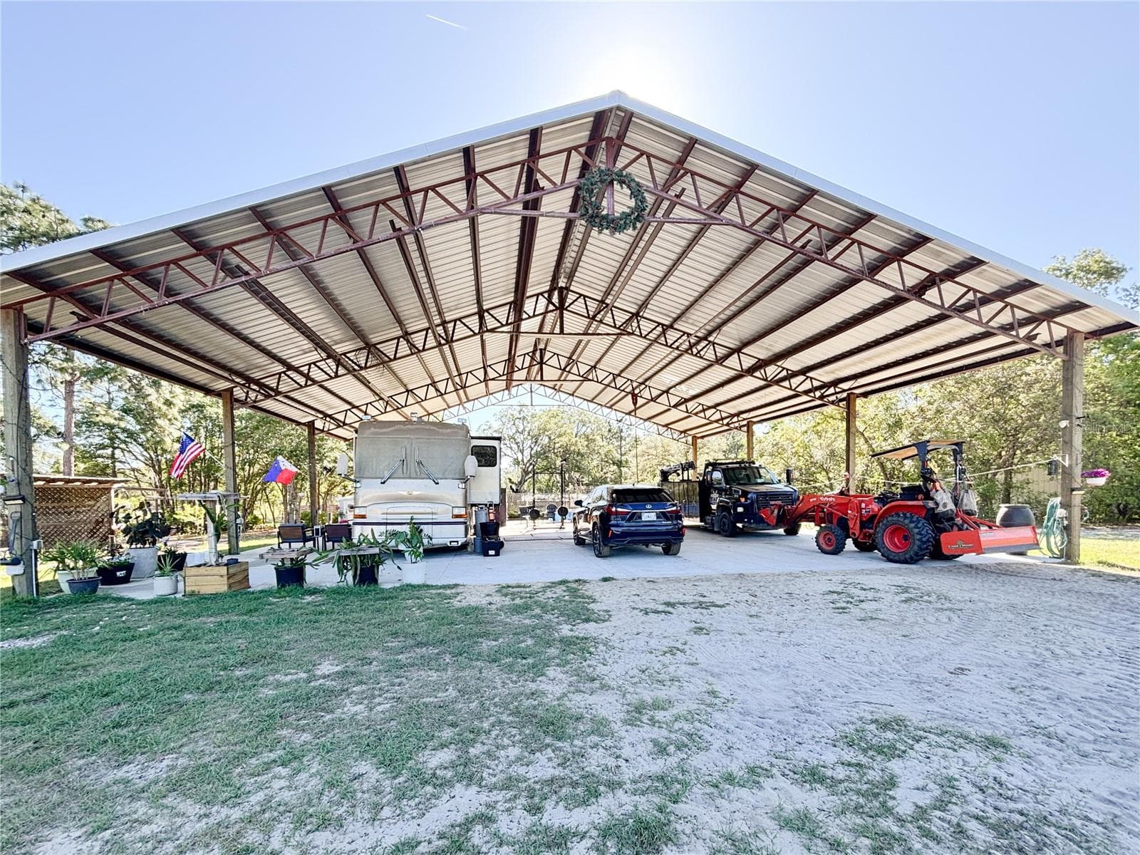 60'x60' Pole Barn with Concrete flooring, electric outlets in each pole, multiple water spigot and 50 amp rv hook up - 6254 W PEKING CT, DUNNELLON