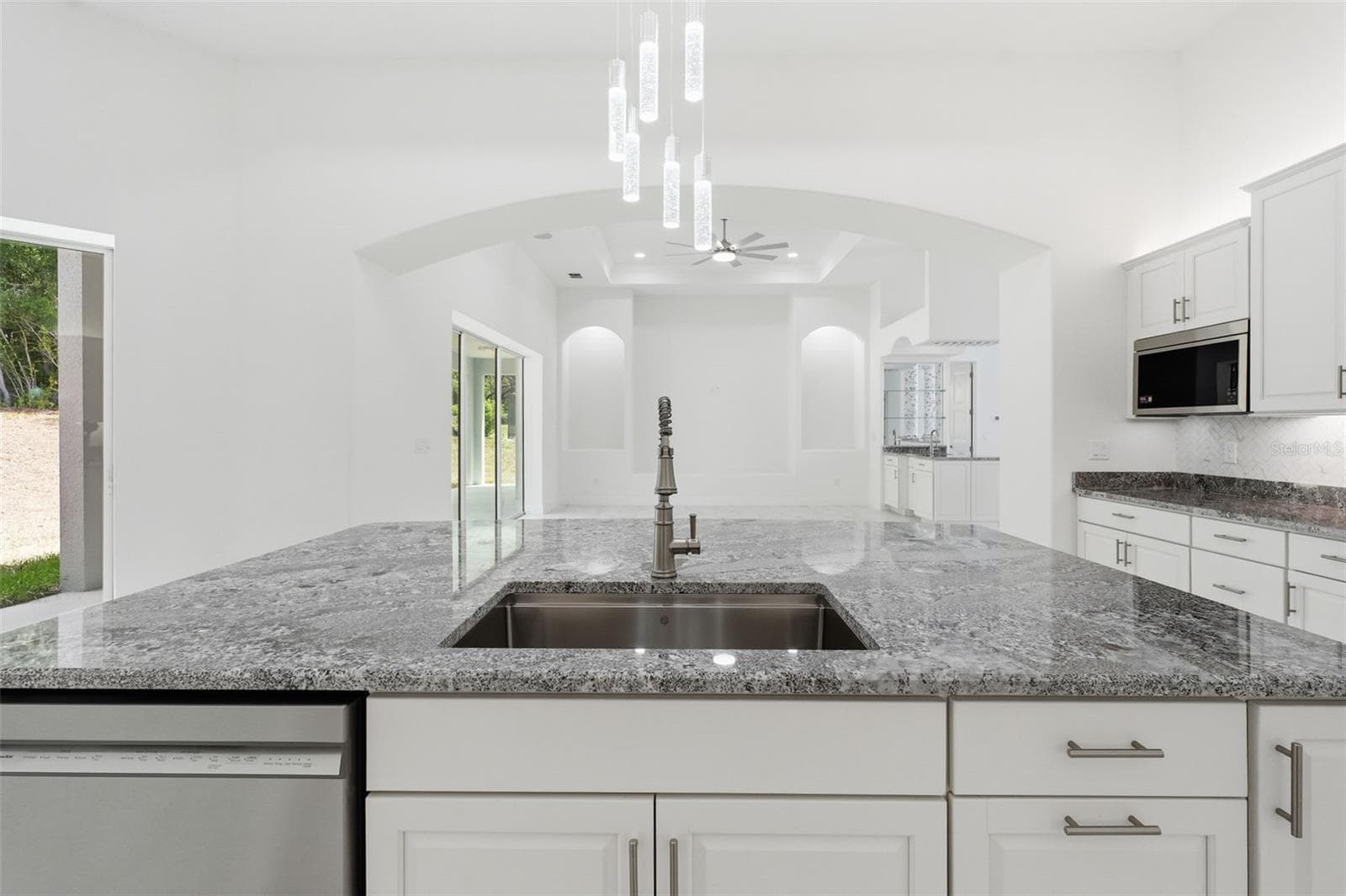 Kitchen looking into Great Room - 421 W CHASE ST, HERNANDO