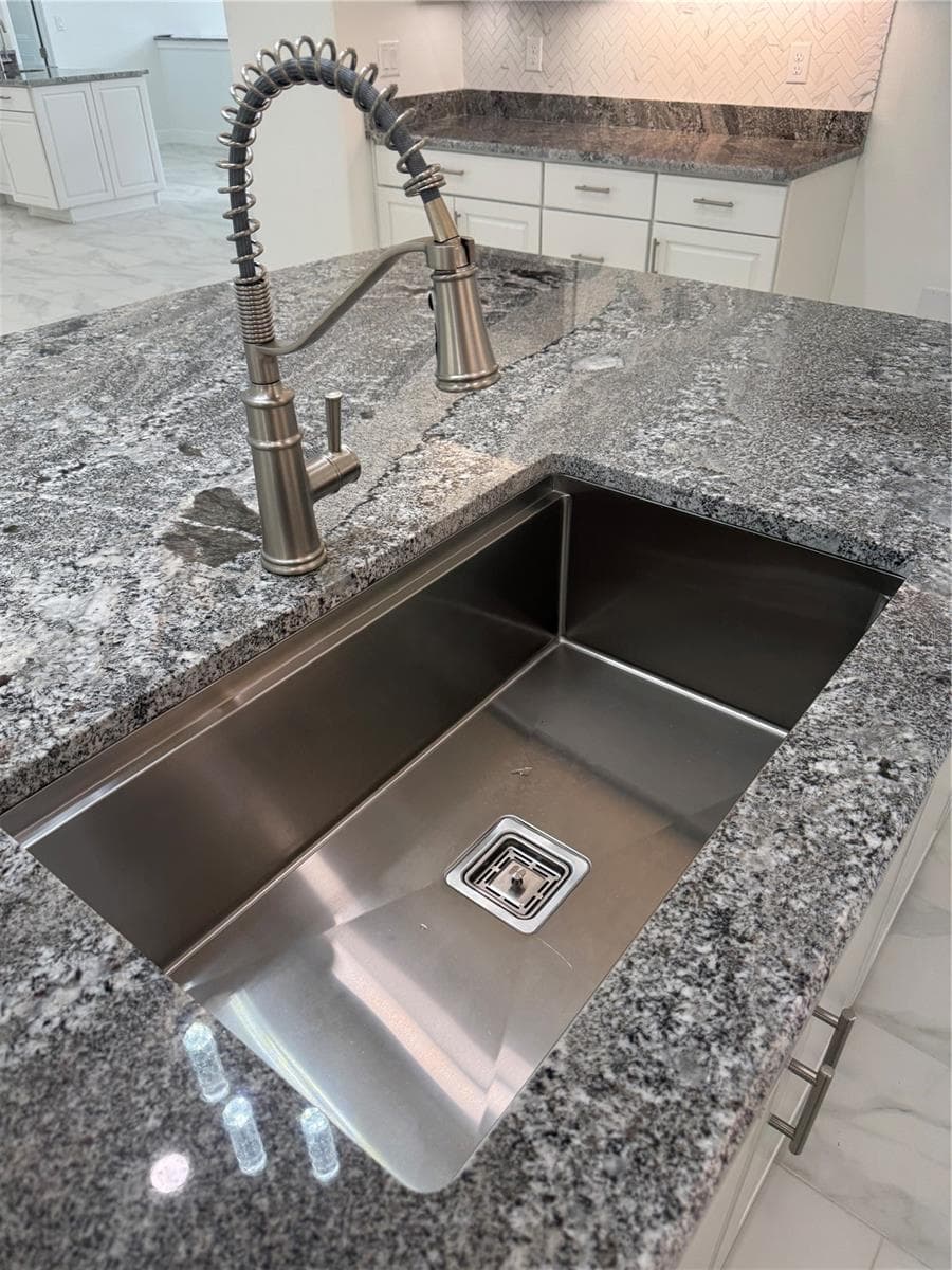 Granite Island - 421 W CHASE ST, HERNANDO