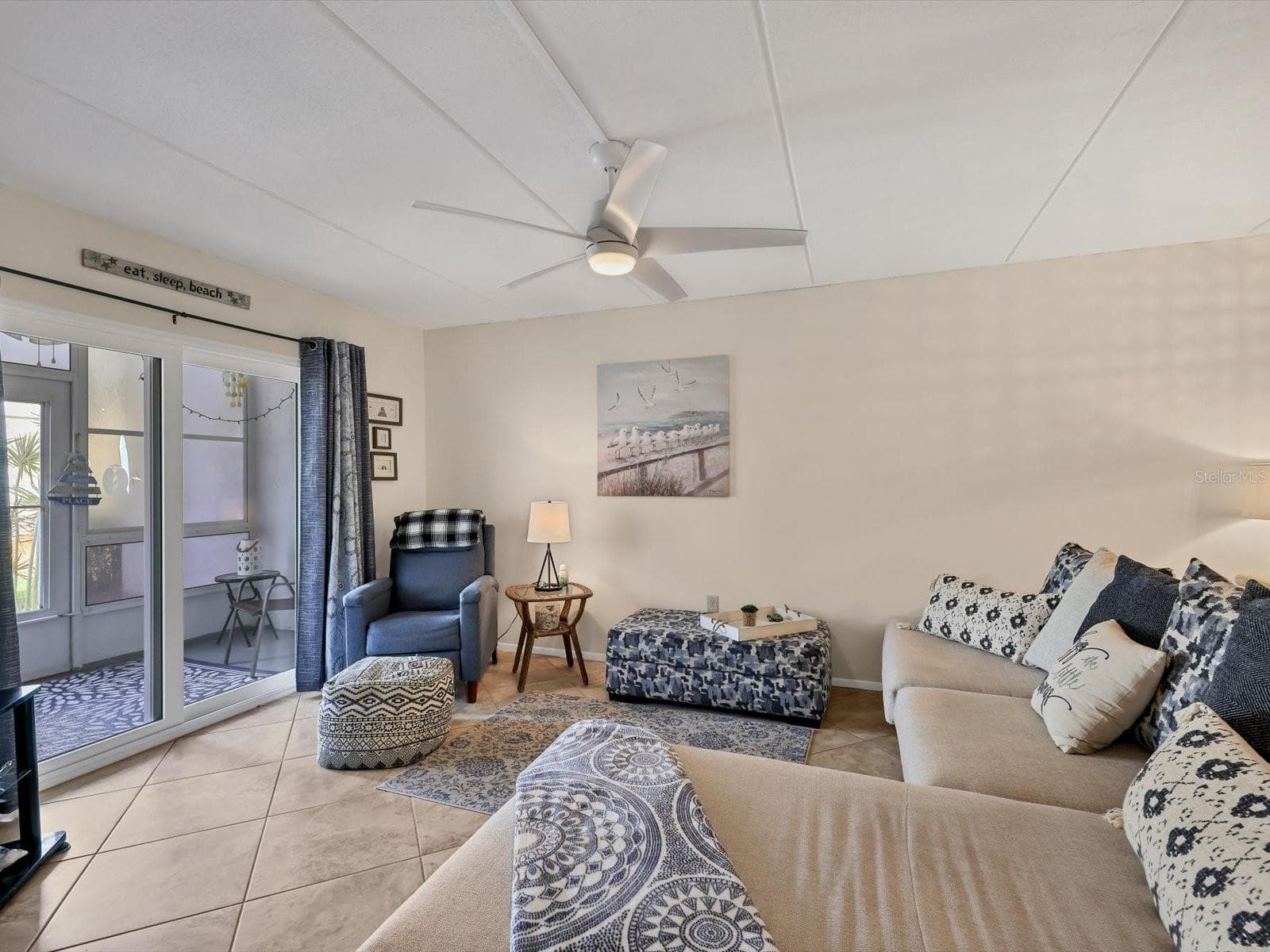 Living room - 708 TAMIAMI TRL S #105, VENICE