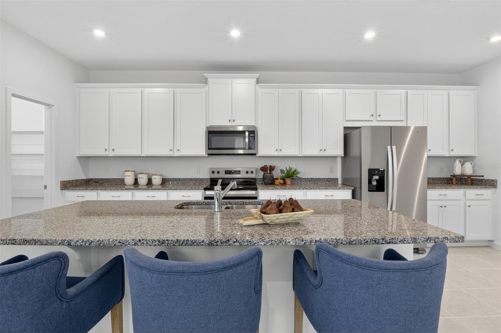 Rainwood Grayton Model Kitchen - 345 FREE RANGE DR, GROVELAND