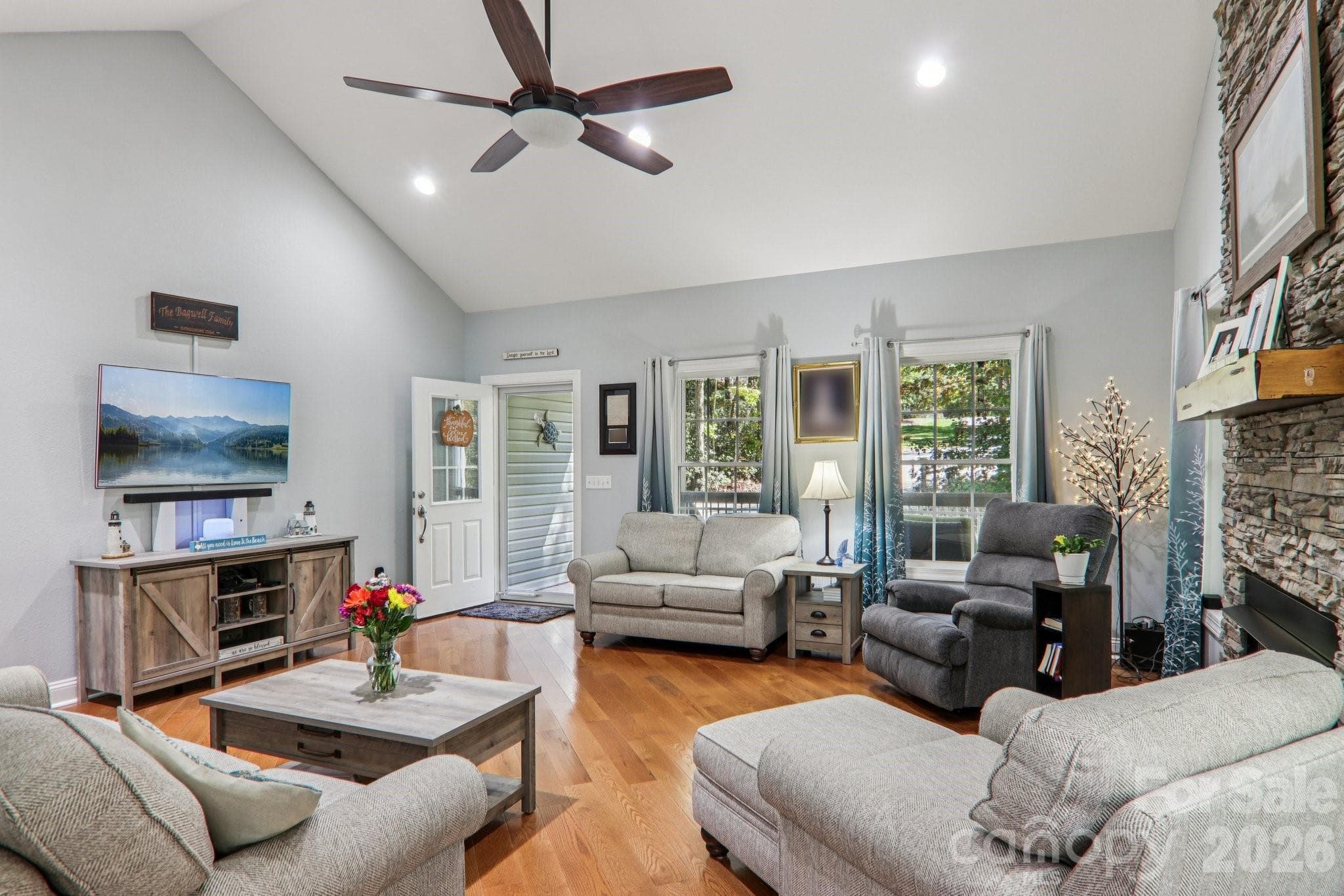 Large open living room - 6 Wagon Trace, Flat Rock
