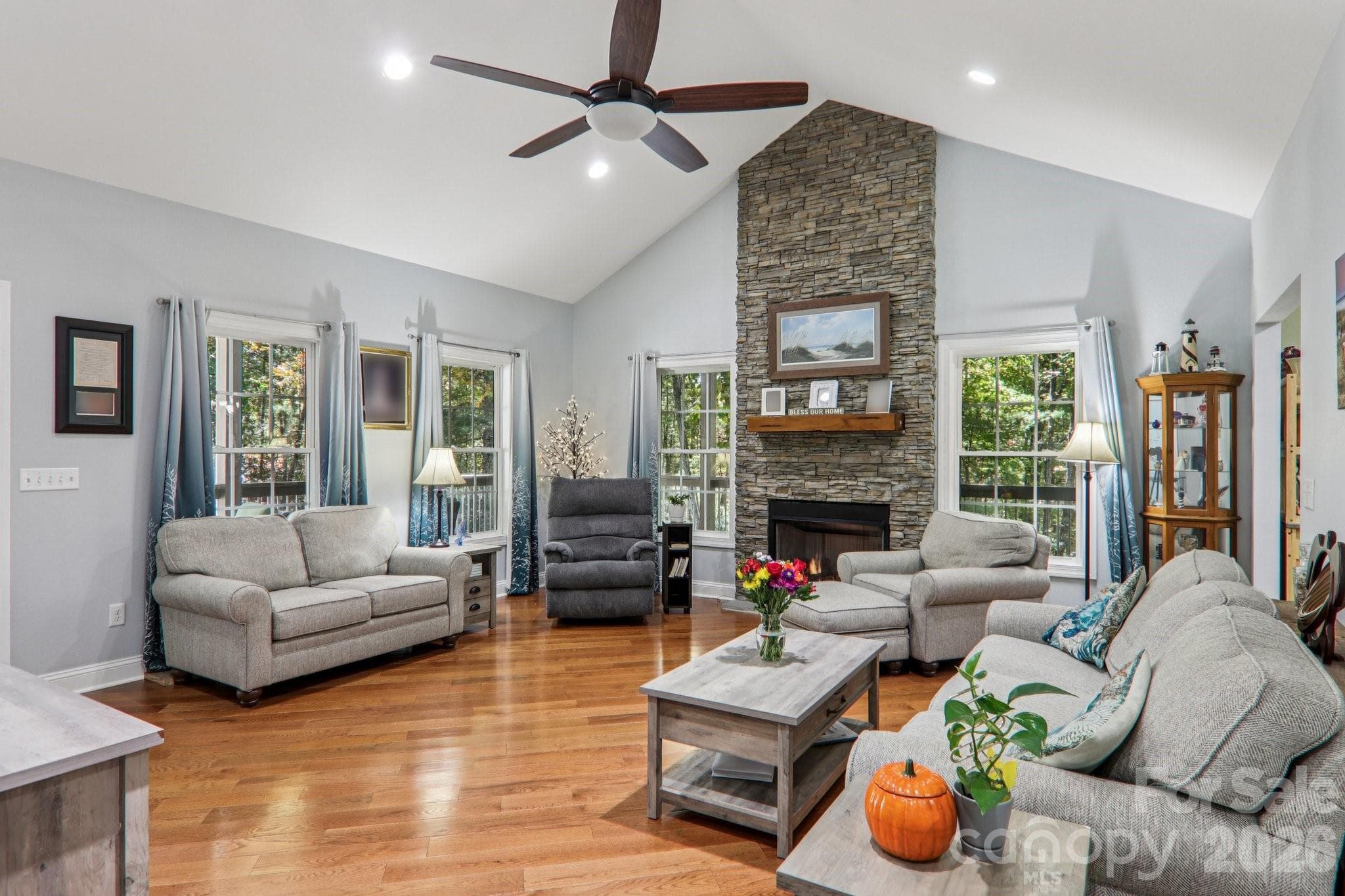 Large open living room - 6 Wagon Trace, Flat Rock