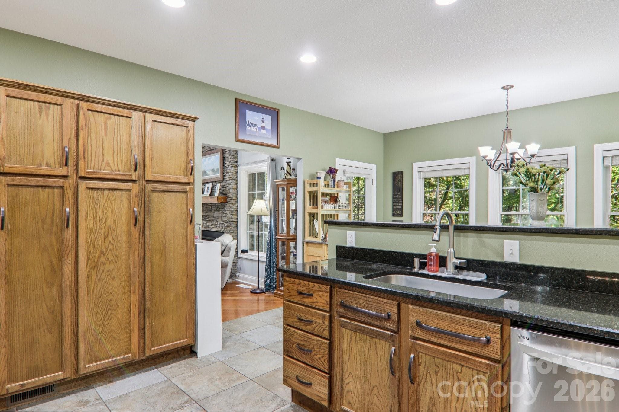 Spacious Kitchen - 6 Wagon Trace, Flat Rock