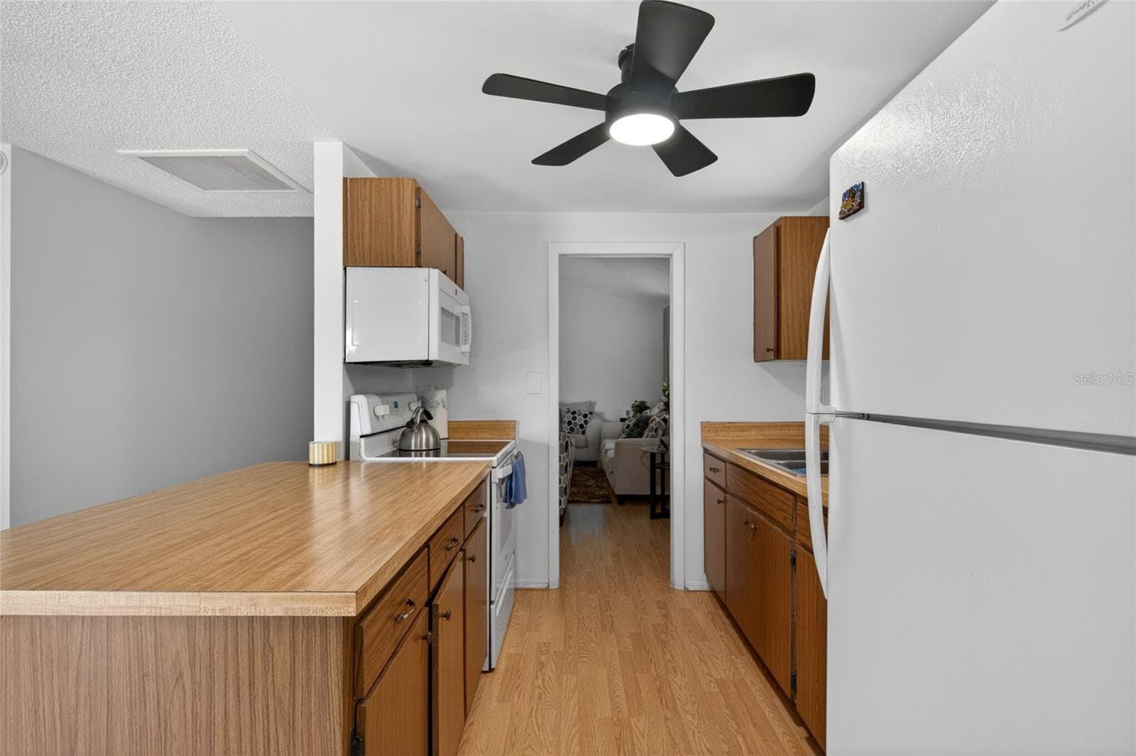 Single Family Residence at 6401 REGATTA CT, TAMPA, photo 2 of 24