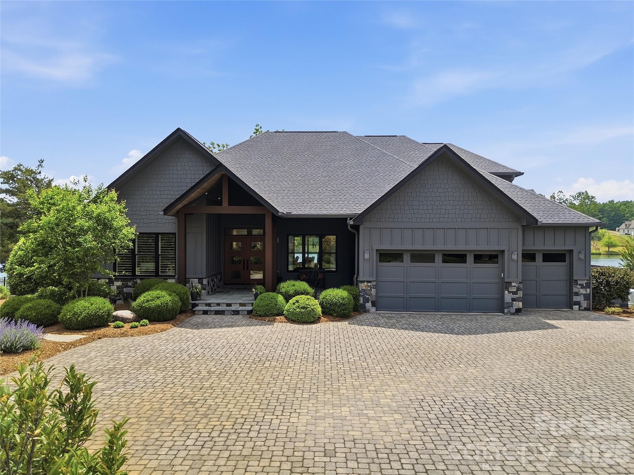 Single Family Residence at 984 Mapleton Lane, Columbus, photo 2 of 47